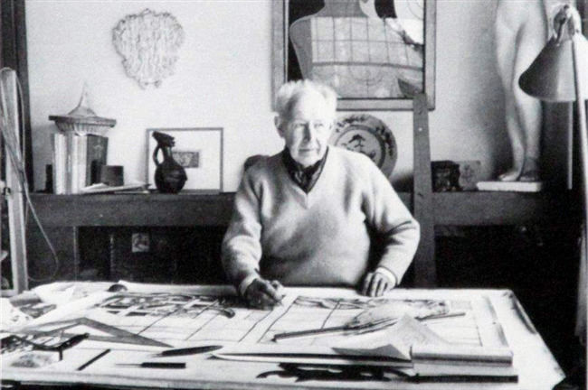 Hofman aan zijn tekentafel.
              <br/>
              Afbeelding uit de monografie, jaren 60